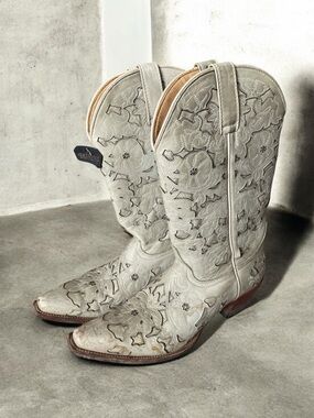 Shyanne Women's Laser Cut Western Boots Snip Toe Womans 11 AS IS